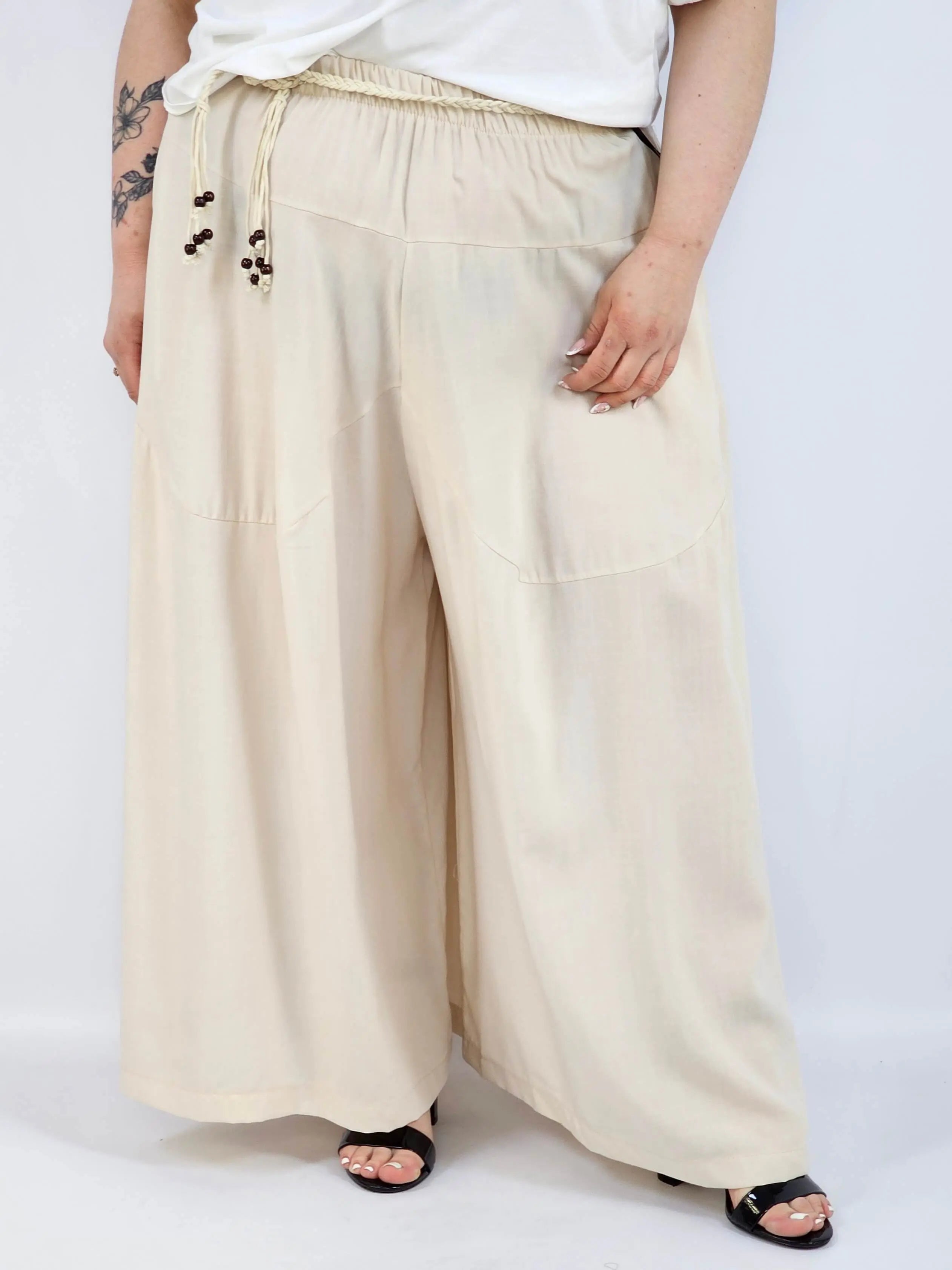Spodnie plus size XXL z ozdobnym paskiem – lekkie i wygodne Stylowa XL
