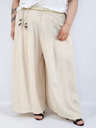 Spodnie plus size XXL z ozdobnym paskiem – lekkie i wygodne Stylowa XL