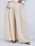 Spodnie plus size XXL z ozdobnym paskiem – lekkie i wygodne Stylowa XL