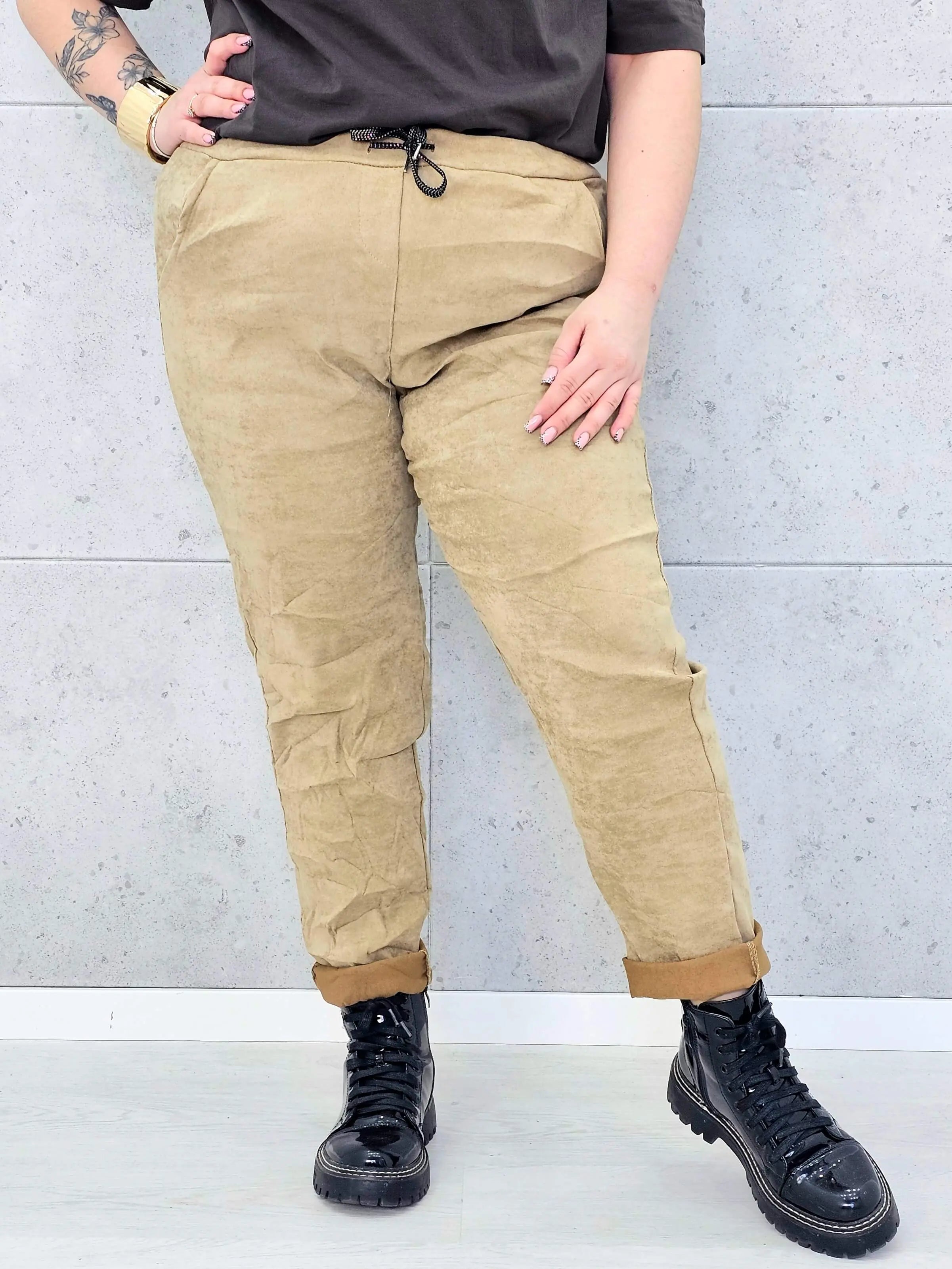 Spodnie plus size – gnieciuchy dla kobiet ceniących wygodę Stylowa XL