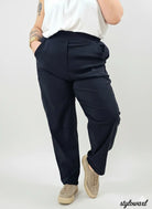 Spodnie plus size – materiałowe spodnie XXL z wysokim stanem. Stylowa XL