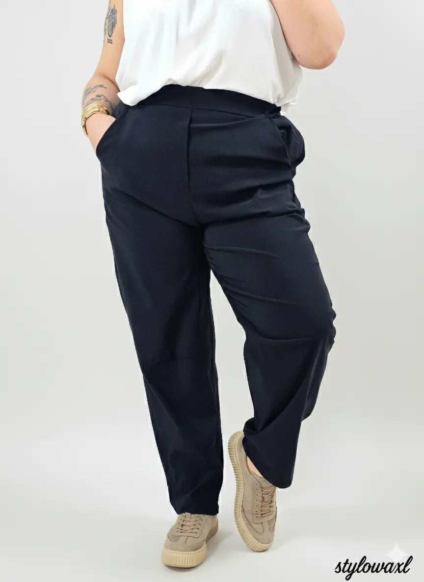 Spodnie plus size – materiałowe spodnie XXL z wysokim stanem. Stylowa XL