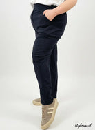 Spodnie plus size – materiałowe spodnie XXL z wysokim stanem. Stylowa XL