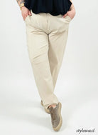 Spodnie plus size – materiałowe spodnie XXL z wysokim stanem. Stylowa XL