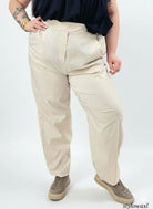 Spodnie plus size – materiałowe spodnie XXL z wysokim stanem. Stylowa XL