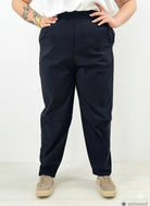 Spodnie plus size – materiałowe spodnie XXL z wysokim stanem. Stylowa XL