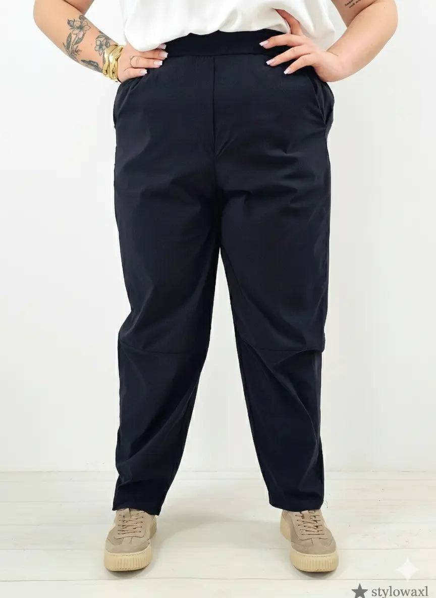 Spodnie plus size – materiałowe spodnie XXL z wysokim stanem. Stylowa XL