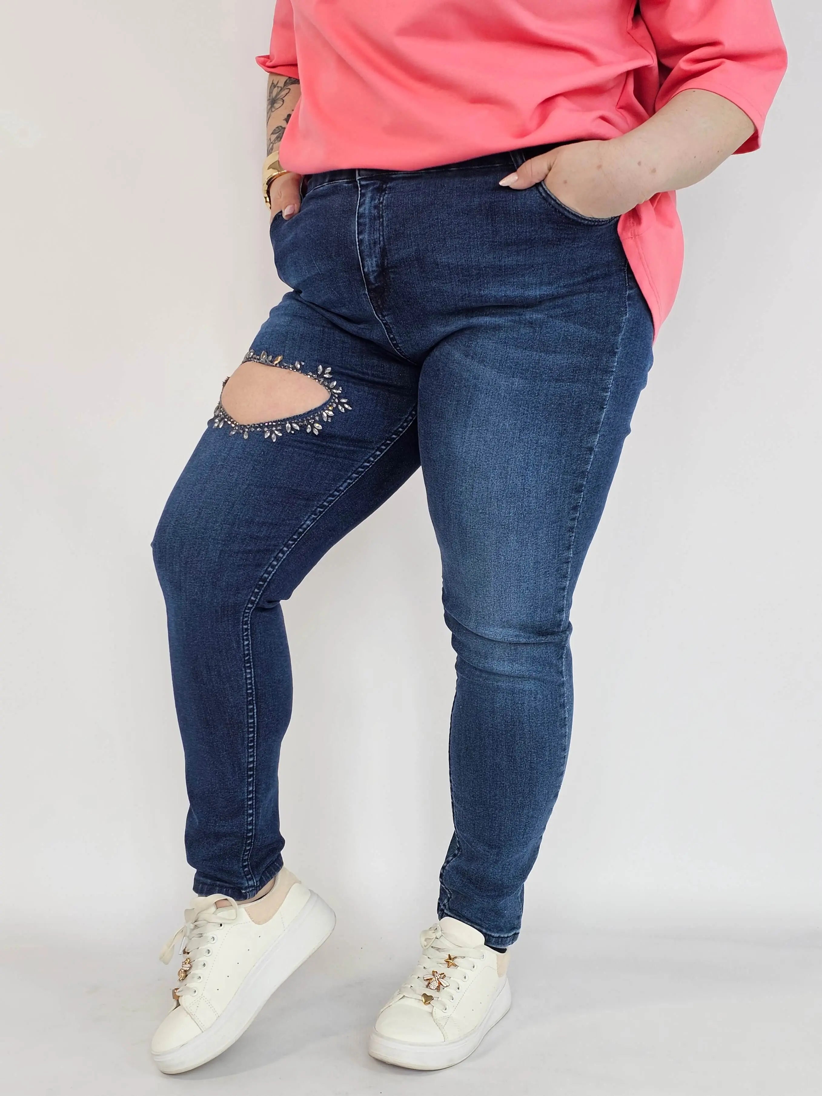 Spodnie plus size jeans – elastyczne jeansy damskie XXL z ozdobnym wycięciem Stylowa XL