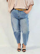 Spodnie plus size jeansy jasny niebieski z wysokim stanem – fason zwężany dołem Stylowa XL