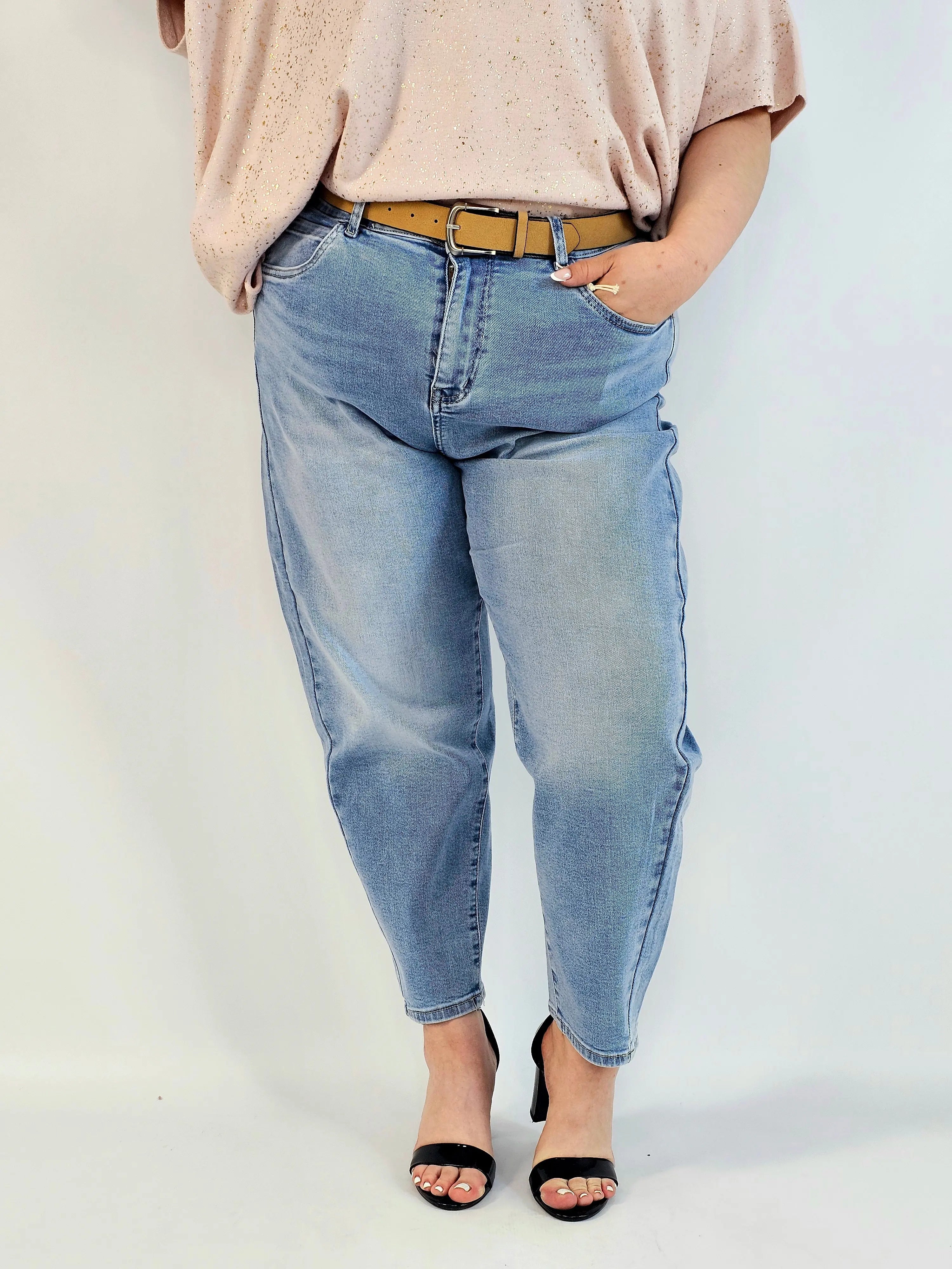 Spodnie plus size jeansy jasny niebieski z wysokim stanem – fason zwężany dołem Stylowa XL