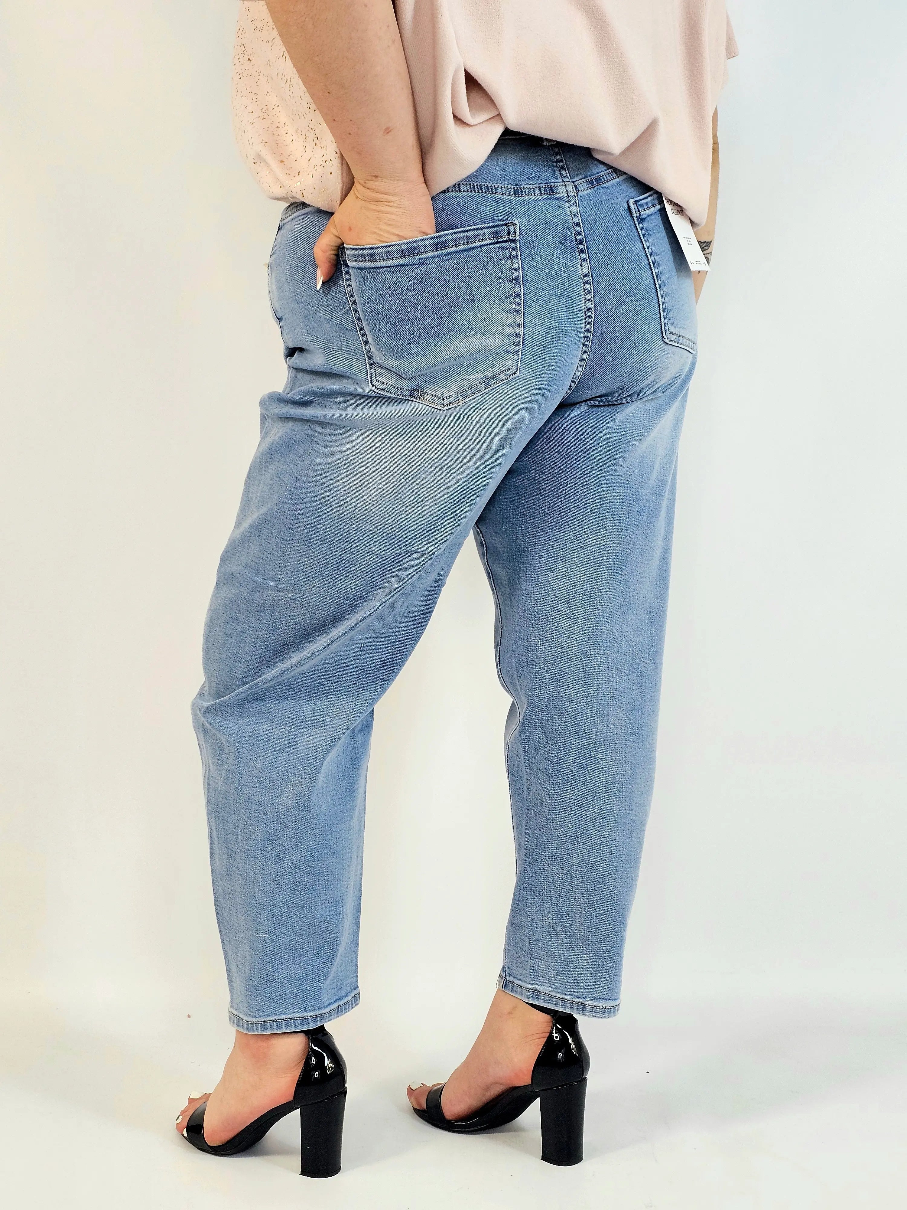 Spodnie plus size jeansy jasny niebieski z wysokim stanem – fason zwężany dołem Stylowa XL