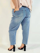 Spodnie plus size jeansy jasny niebieski z wysokim stanem – fason zwężany dołem Stylowa XL