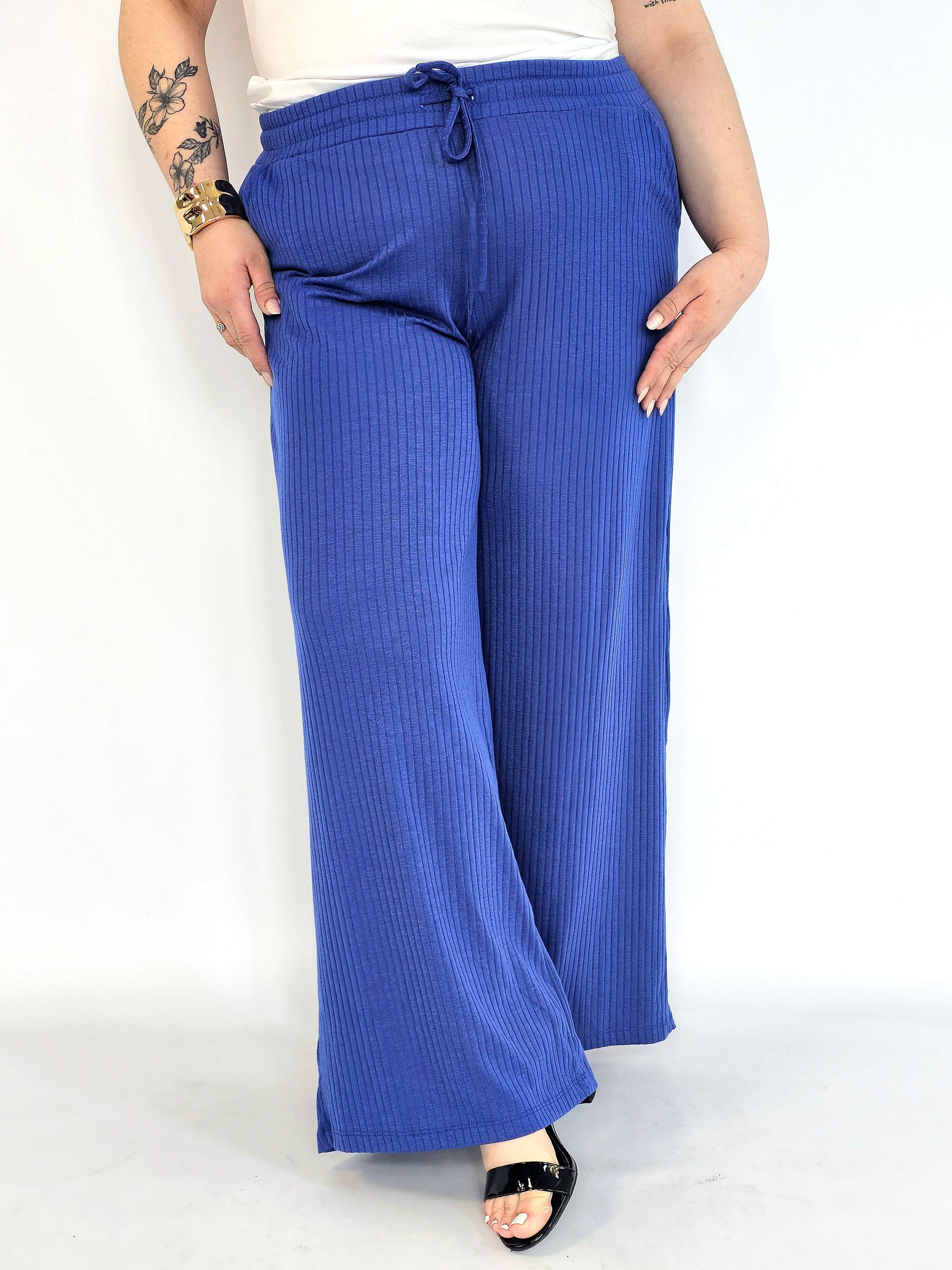 Spodnie plus size szerokie prążkowane – spodnie XXL damskie Stylowa XL