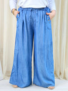 Spodnie plus size szerokie z gumką w pasie – lekkie niebieskie spodnie damskie XXL Stylowa XL