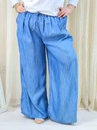 Spodnie plus size szerokie z gumką w pasie – lekkie niebieskie spodnie damskie XXL Stylowa XL