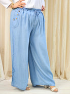 Spodnie plus size szerokie z gumką w pasie – lekkie niebieskie spodnie damskie XXL Stylowa XL