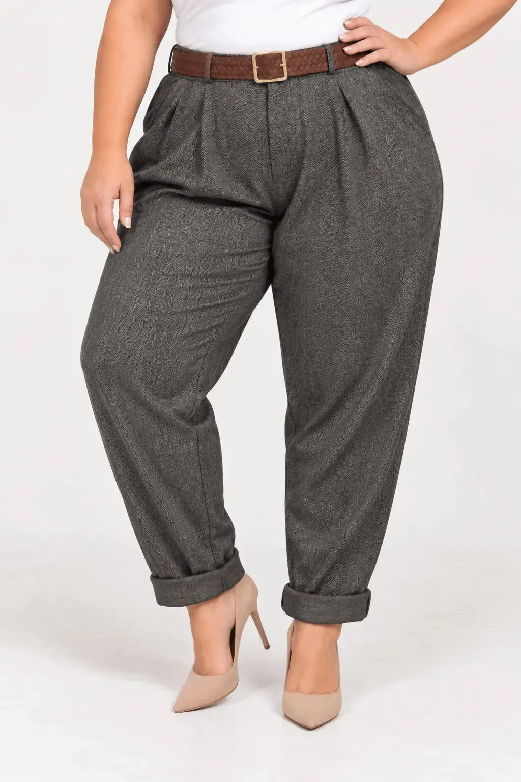 Spodnie plus size w jodełkę z paskiem – elegancki fason z podwijaną nogawką Stylowa XL