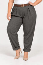 Spodnie plus size w jodełkę z paskiem – elegancki fason z podwijaną nogawką Stylowa XL