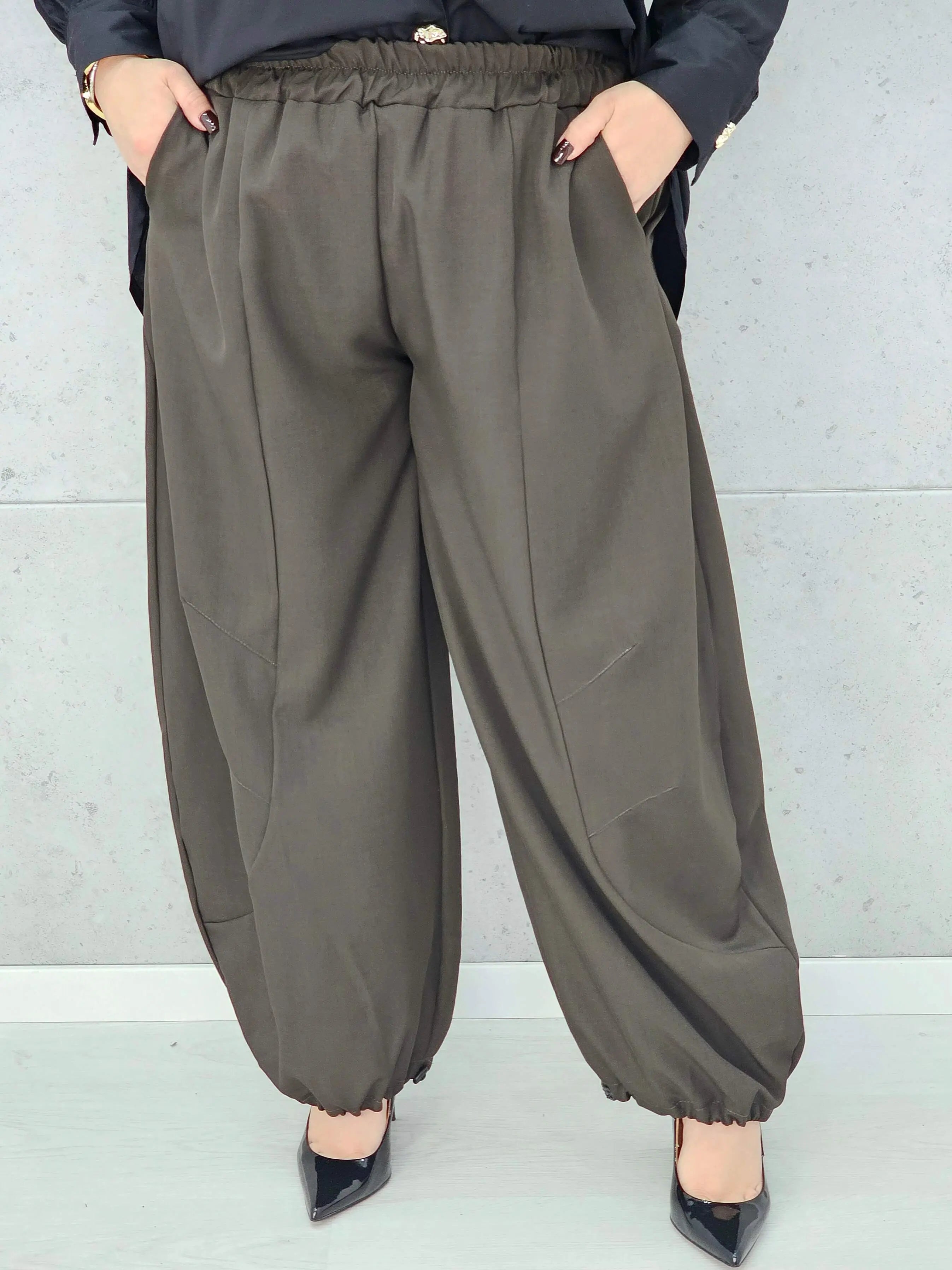 spodnie z luźną nogawką plus size w kolorze brązowym – stylizacja XXL