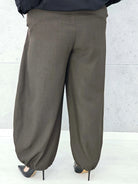 eleganckie spodnie XXL plus size z gumką w pasie tył 