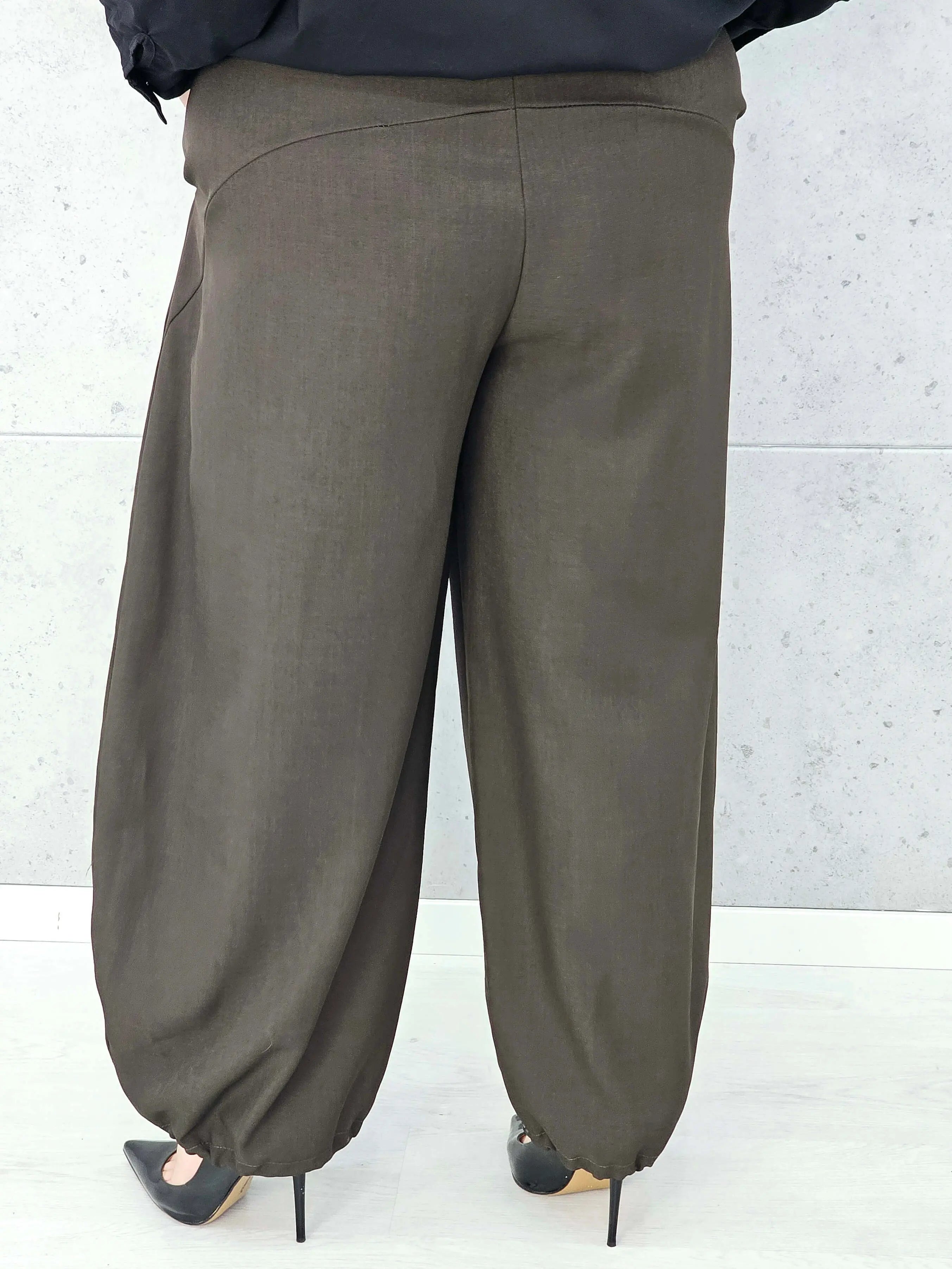 eleganckie spodnie XXL plus size z gumką w pasie tył 