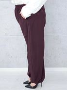 spodnie plus size z kieszeniami i luźnym krojem bok 