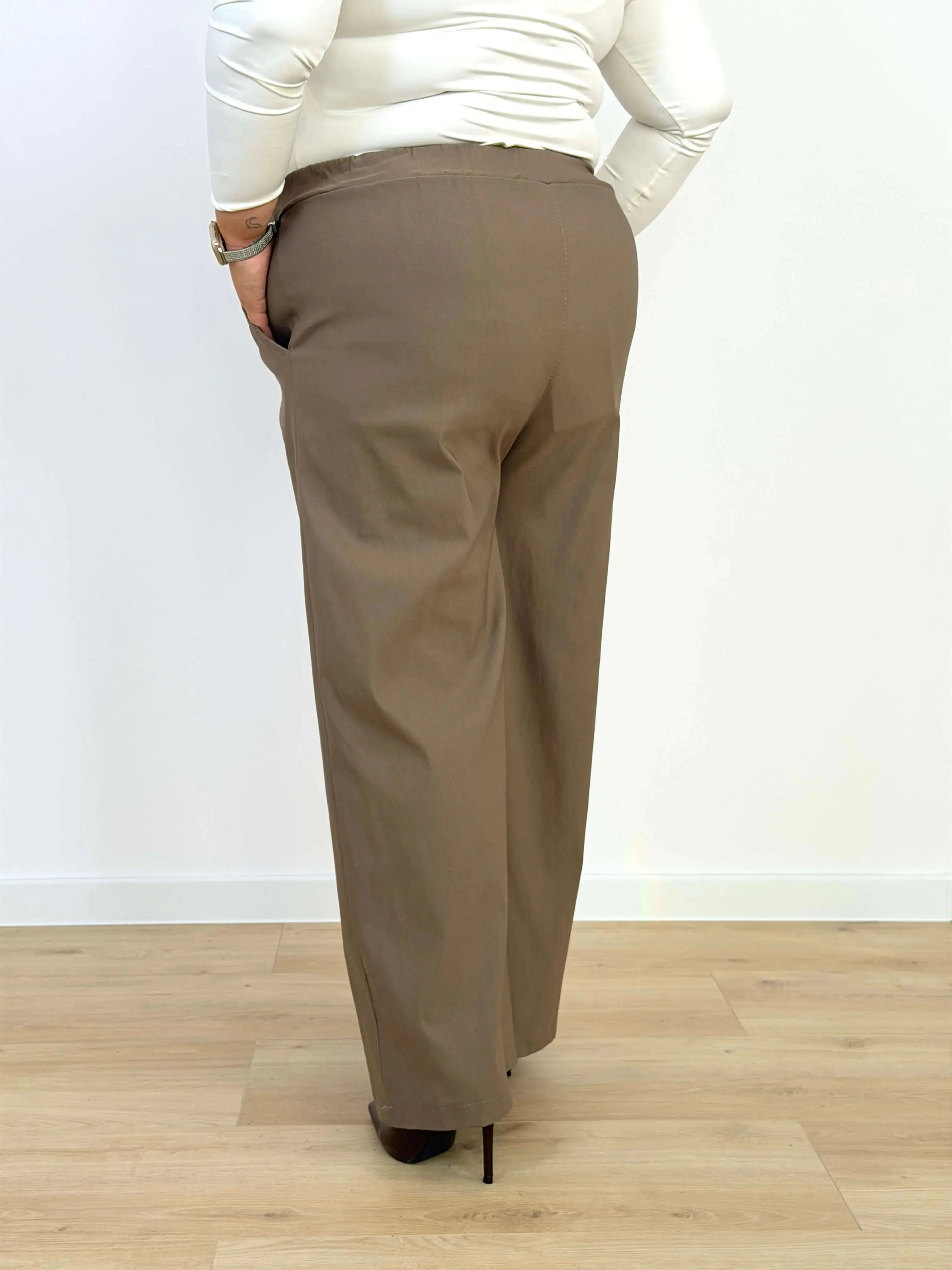 Spodnie plus size z szeroką nogawką i elastycznym pasem Stylowa XL