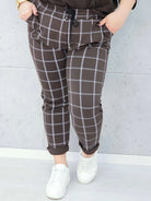 spodnie w kratkę brązowe plus size Stylowa XL – gumka w pasie
