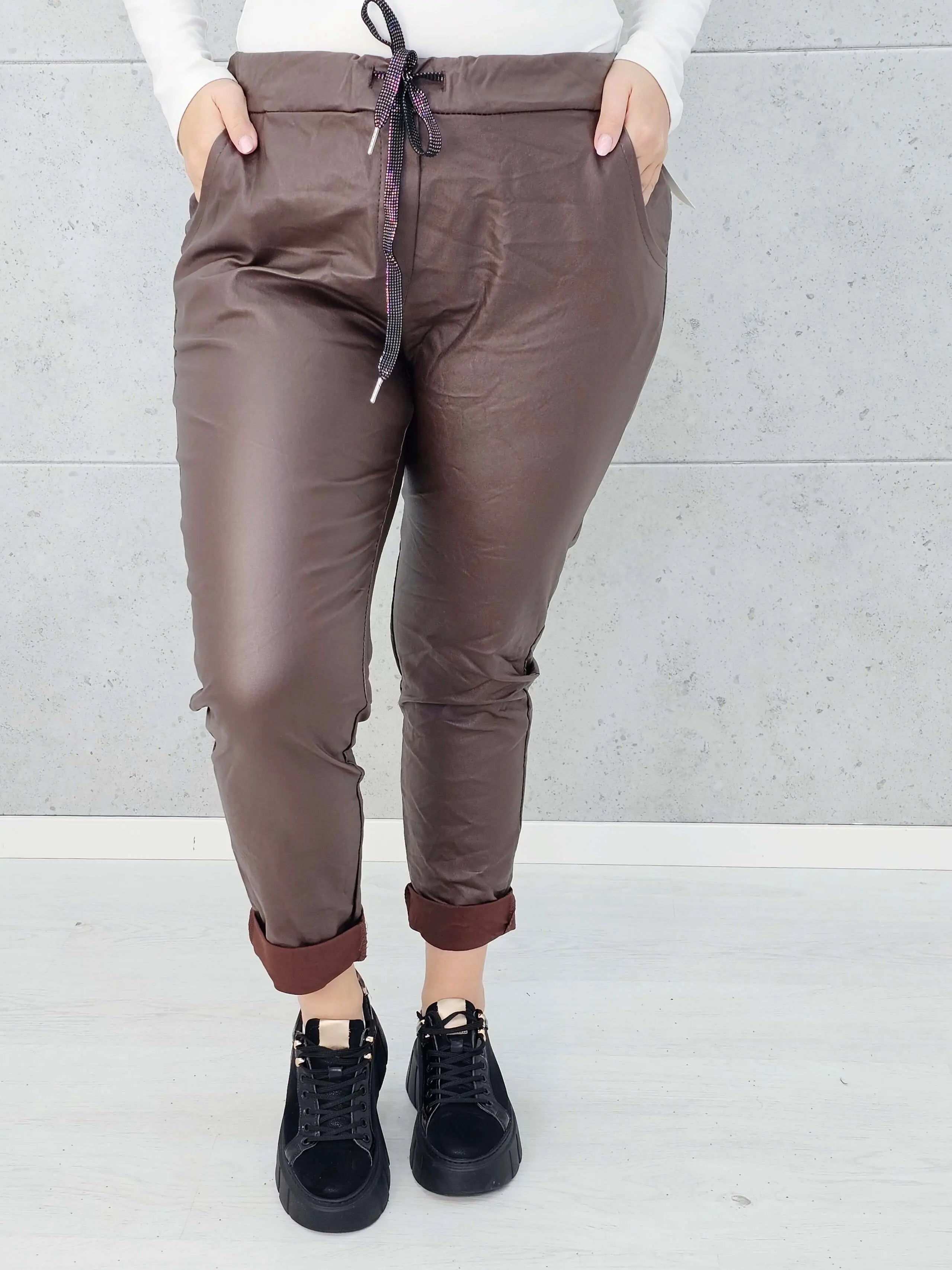 Spodnie z eko skóry plus size – stylowe, dopasowane i eleganckie spodnie XXL Stylowa XL