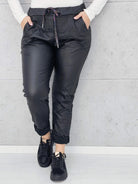 Spodnie z eko skóry plus size – stylowe, dopasowane i eleganckie spodnie XXL Stylowa XL