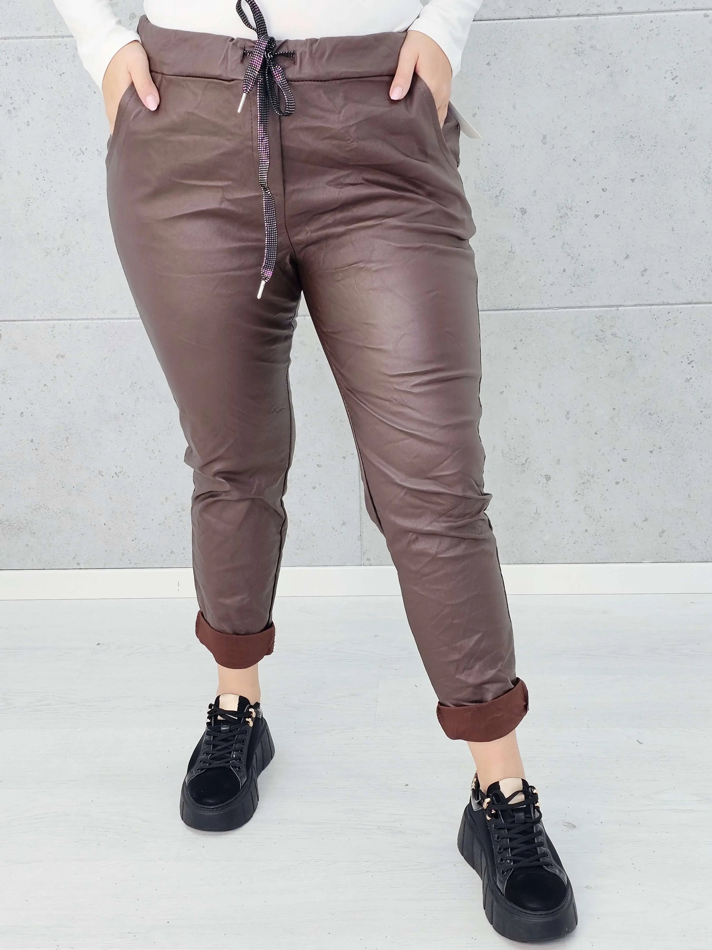 Spodnie z eko skóry plus size – stylowe, dopasowane i eleganckie spodnie XXL Stylowa XL