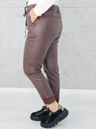 Spodnie z eko skóry plus size – stylowe, dopasowane i eleganckie spodnie XXL Stylowa XL