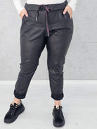 Spodnie z eko skóry plus size – stylowe, dopasowane i eleganckie spodnie XXL Stylowa XL