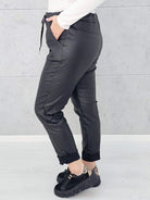 Spodnie z eko skóry plus size – stylowe, dopasowane i eleganckie spodnie XXL Stylowa XL