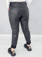 Spodnie z eko skóry plus size – stylowe, dopasowane i eleganckie spodnie XXL Stylowa XL