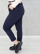 Spodnie z paskiem – eleganckie i wygodne spodnie XXL dla kobiet Stylowa XL