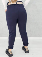Spodnie z paskiem – eleganckie i wygodne spodnie XXL dla kobiet Stylowa XL