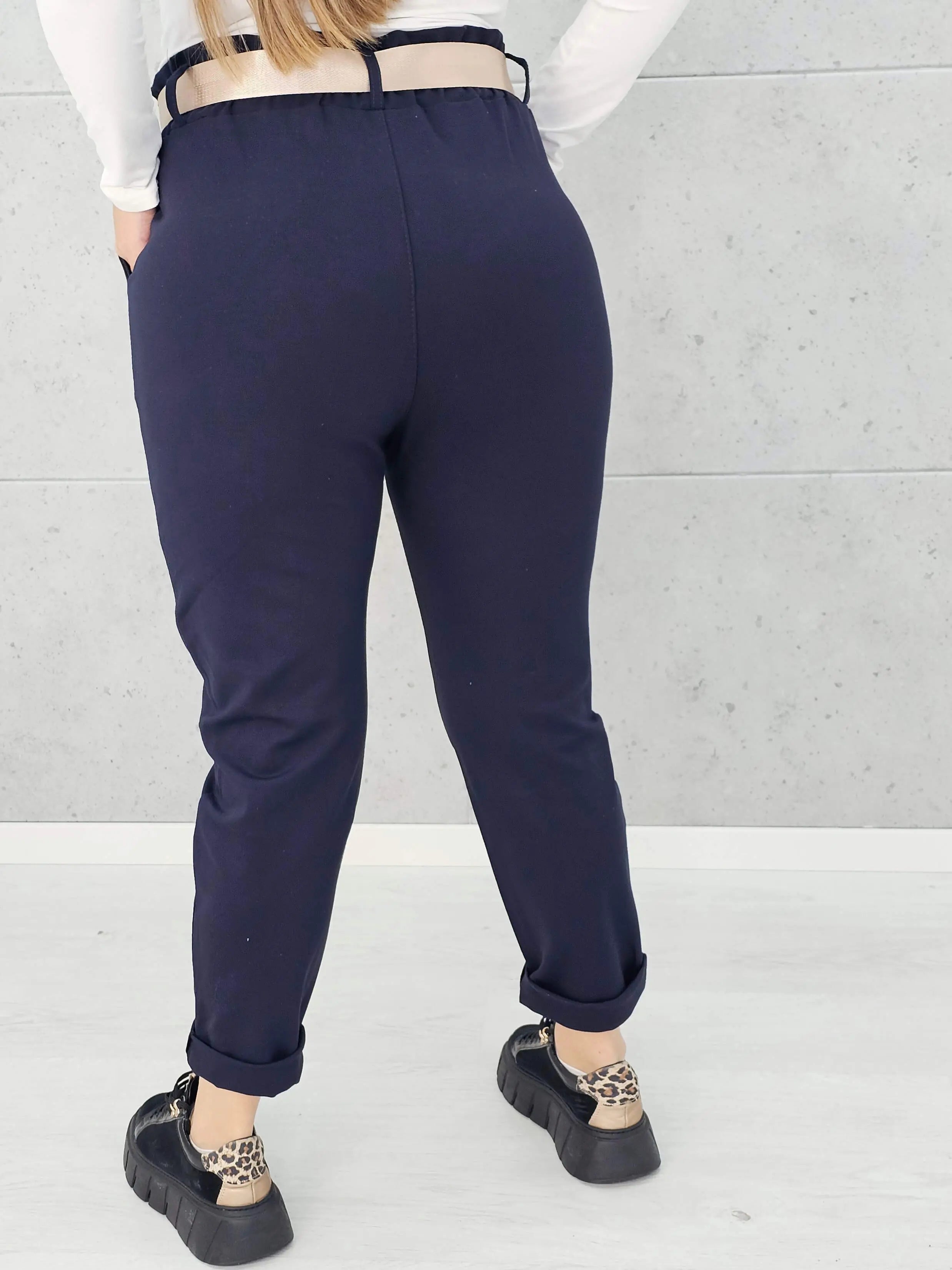Spodnie z paskiem – eleganckie i wygodne spodnie XXL dla kobiet Stylowa XL