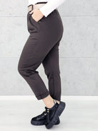 Spodnie z paskiem – eleganckie i wygodne spodnie XXL dla kobiet Stylowa XL