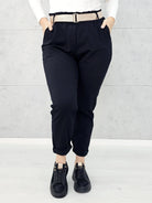 Spodnie z paskiem – eleganckie i wygodne spodnie XXL dla kobiet Stylowa XL