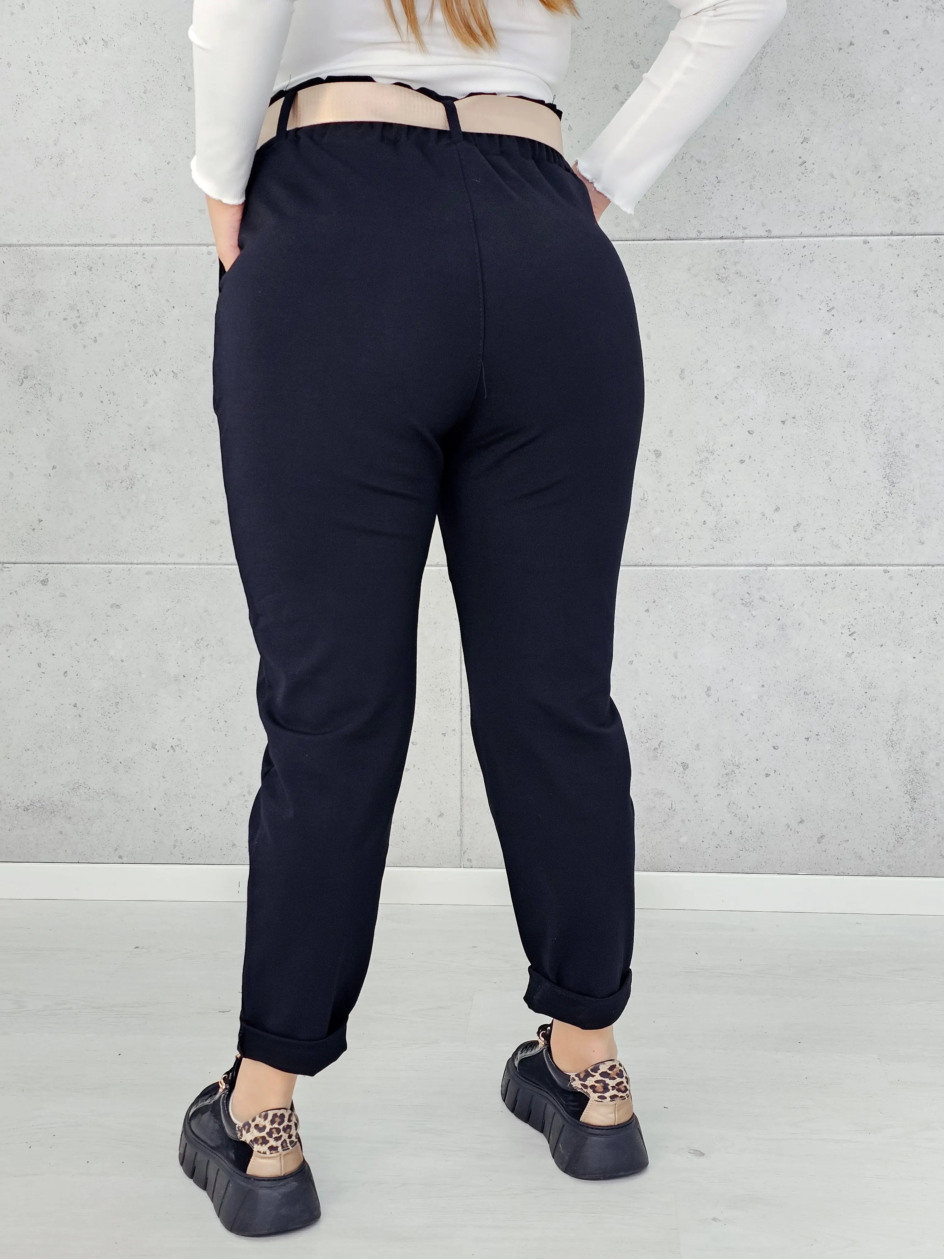 Spodnie z paskiem – eleganckie i wygodne spodnie XXL dla kobiet Stylowa XL