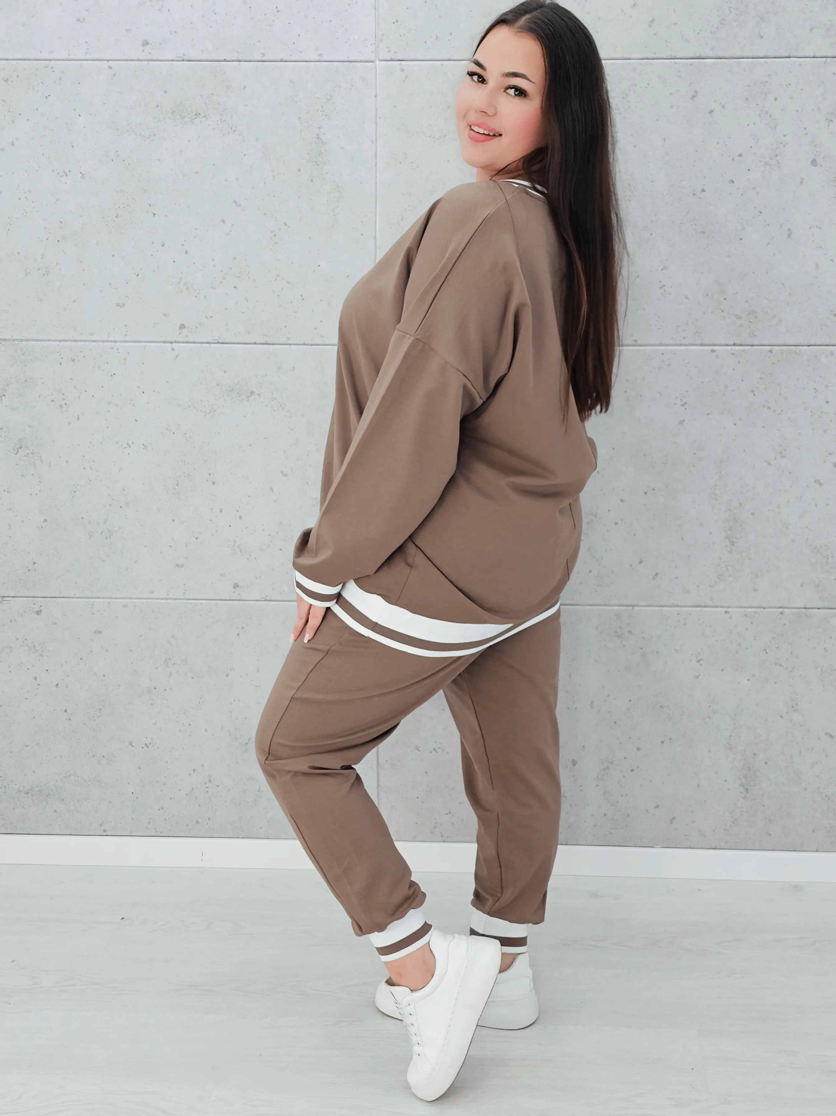 Sportowy komplet z kontrastowymi wykończeniami Stylowa XL