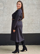 Stylowa sukienka z ozdobną aplikacją kwiatka Stylowa XL