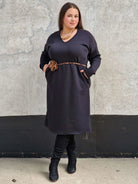 Stylowa sukienka z ozdobną aplikacją kwiatka Stylowa XL