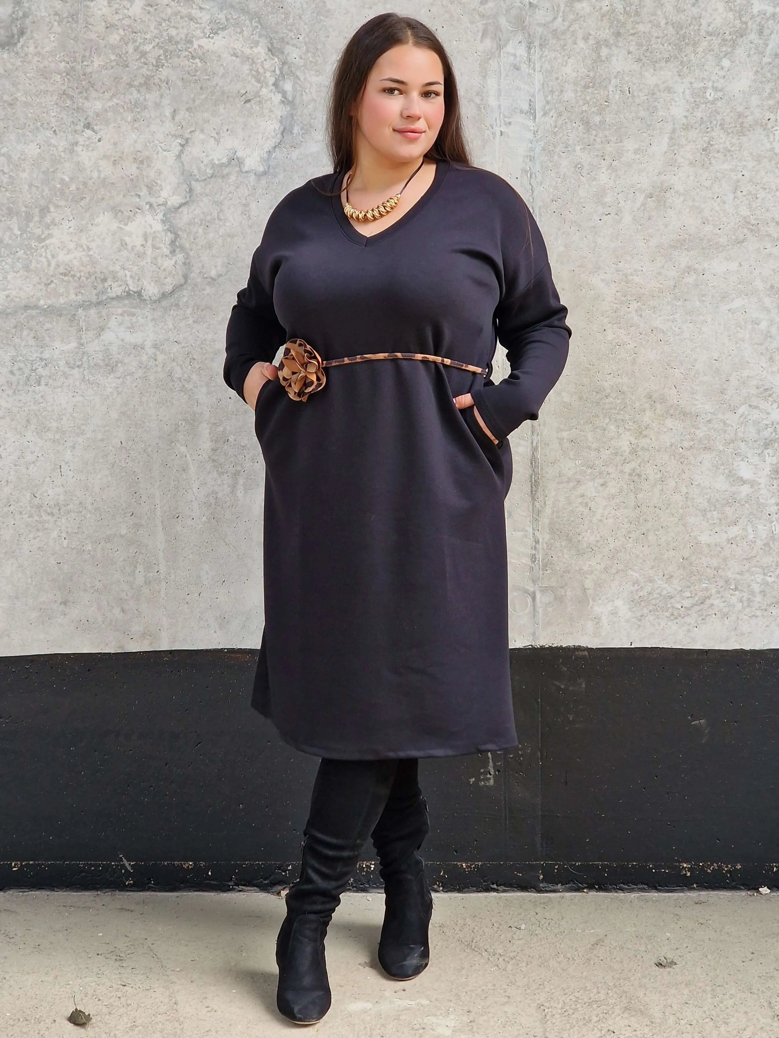 Stylowa sukienka z ozdobną aplikacją kwiatka Stylowa XL