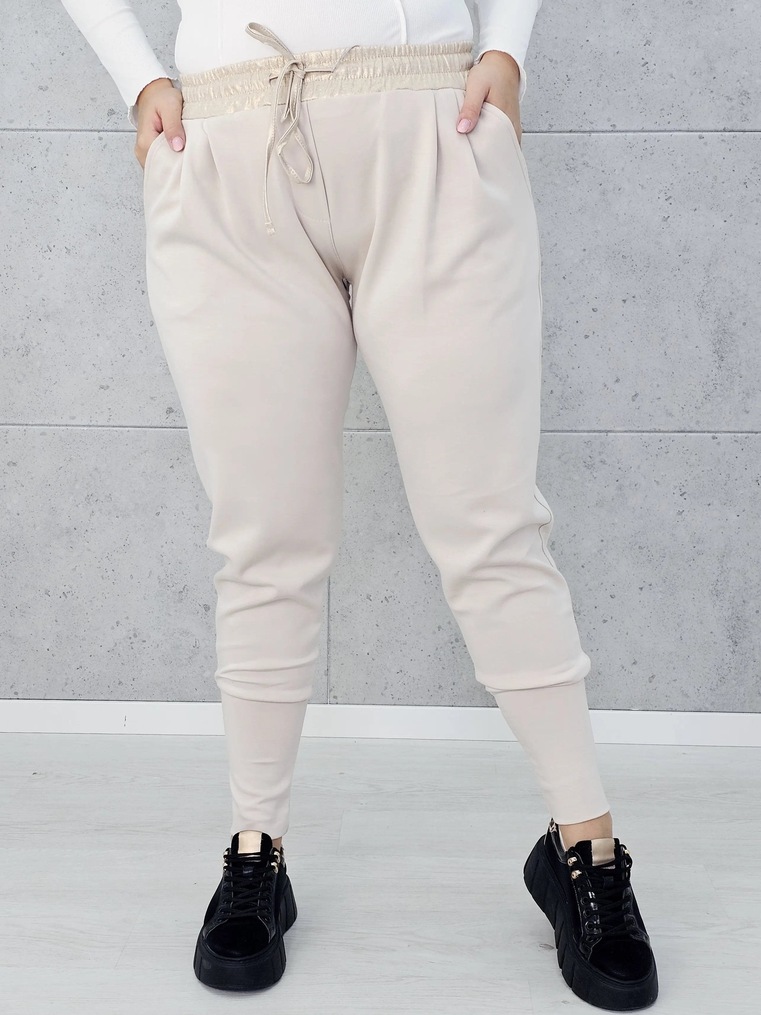 Stylowe i Wygodne Spodnie Dresowe z Kontrastowym Pasem Stylowa XL