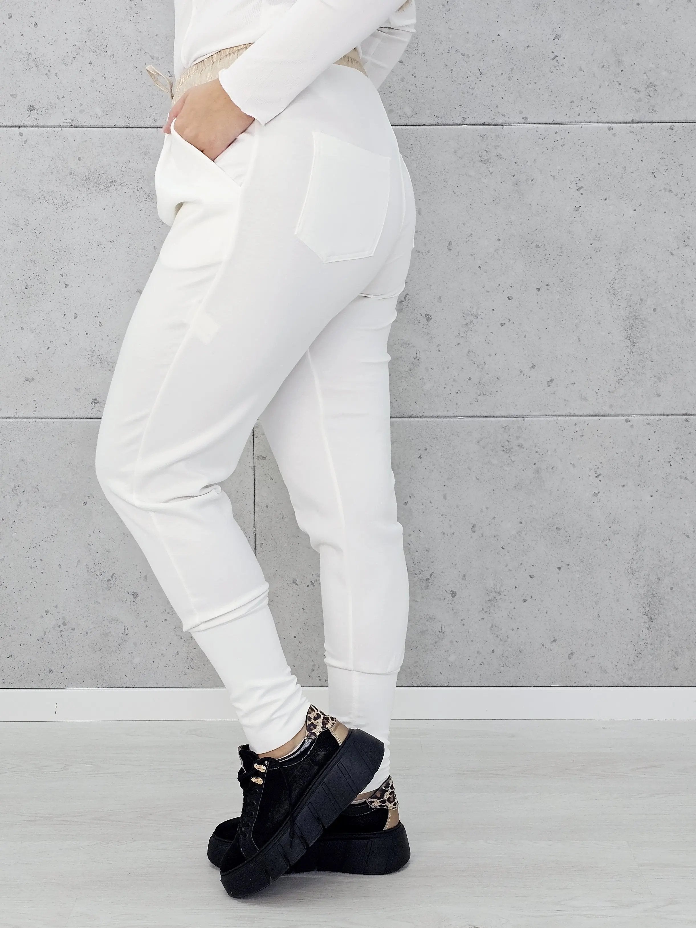 Stylowe i Wygodne Spodnie Dresowe z Kontrastowym Pasem Stylowa XL