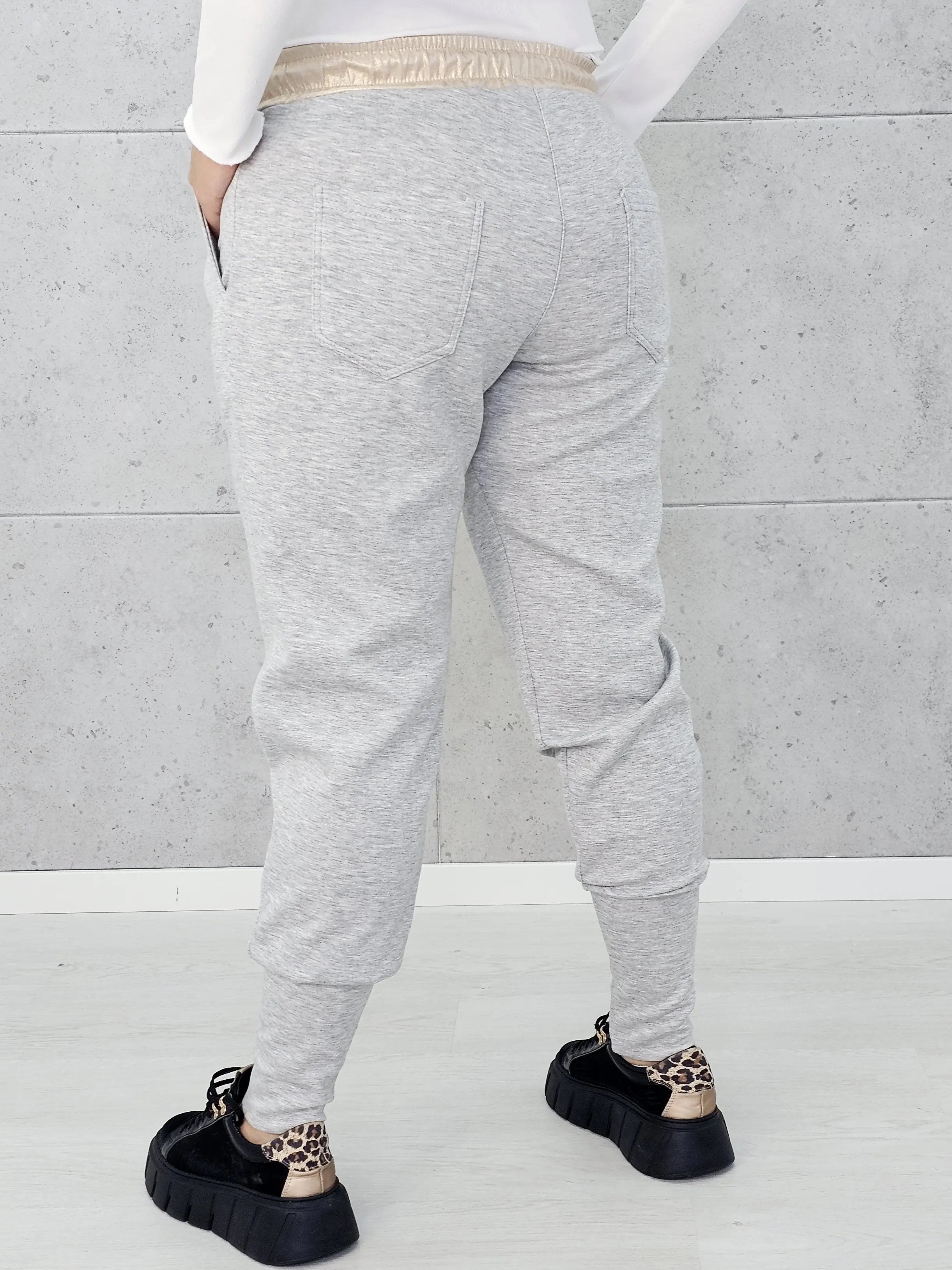 Stylowe i Wygodne Spodnie Dresowe z Kontrastowym Pasem Stylowa XL