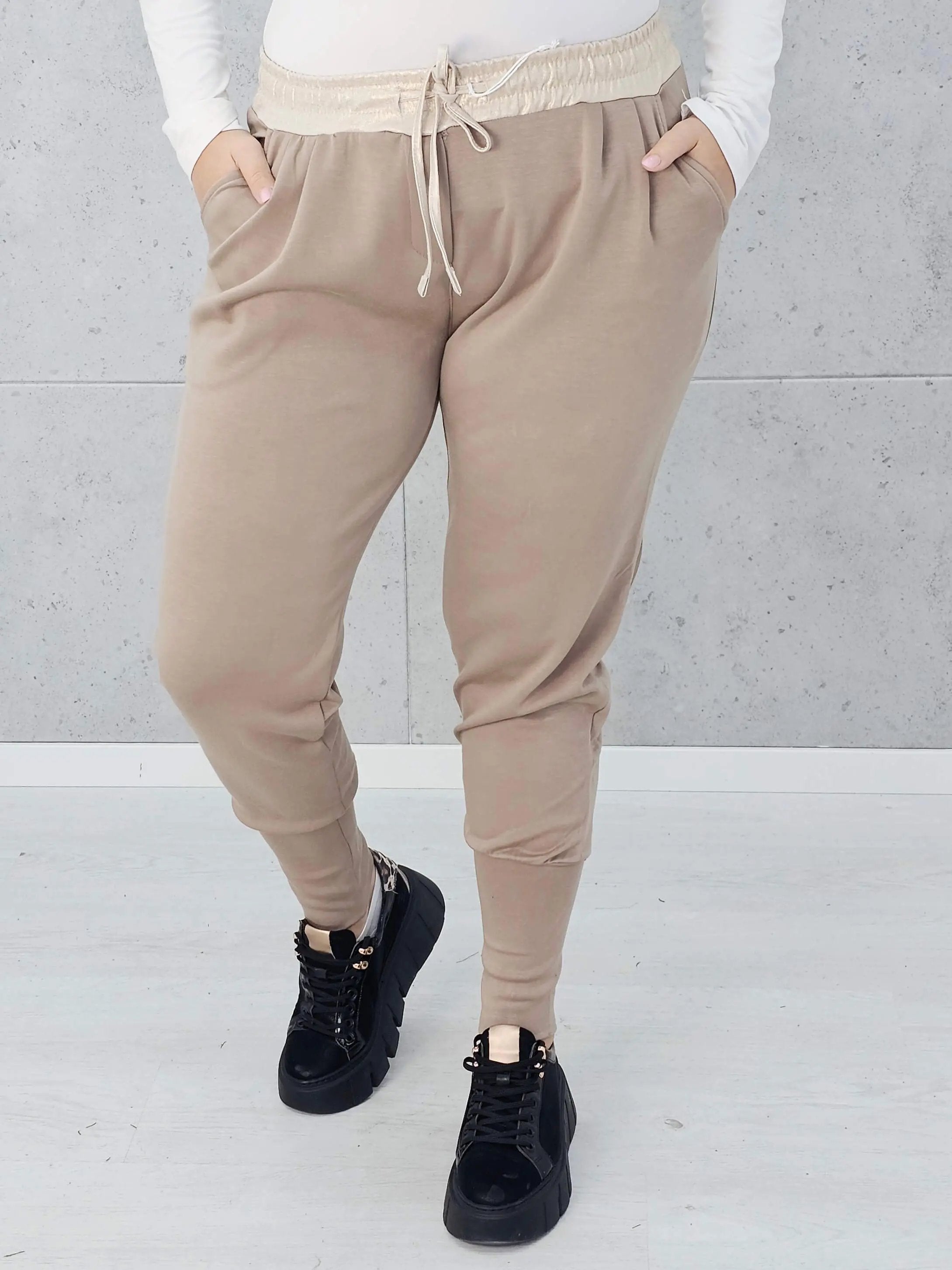 Stylowe i Wygodne Spodnie Dresowe z Kontrastowym Pasem Stylowa XL