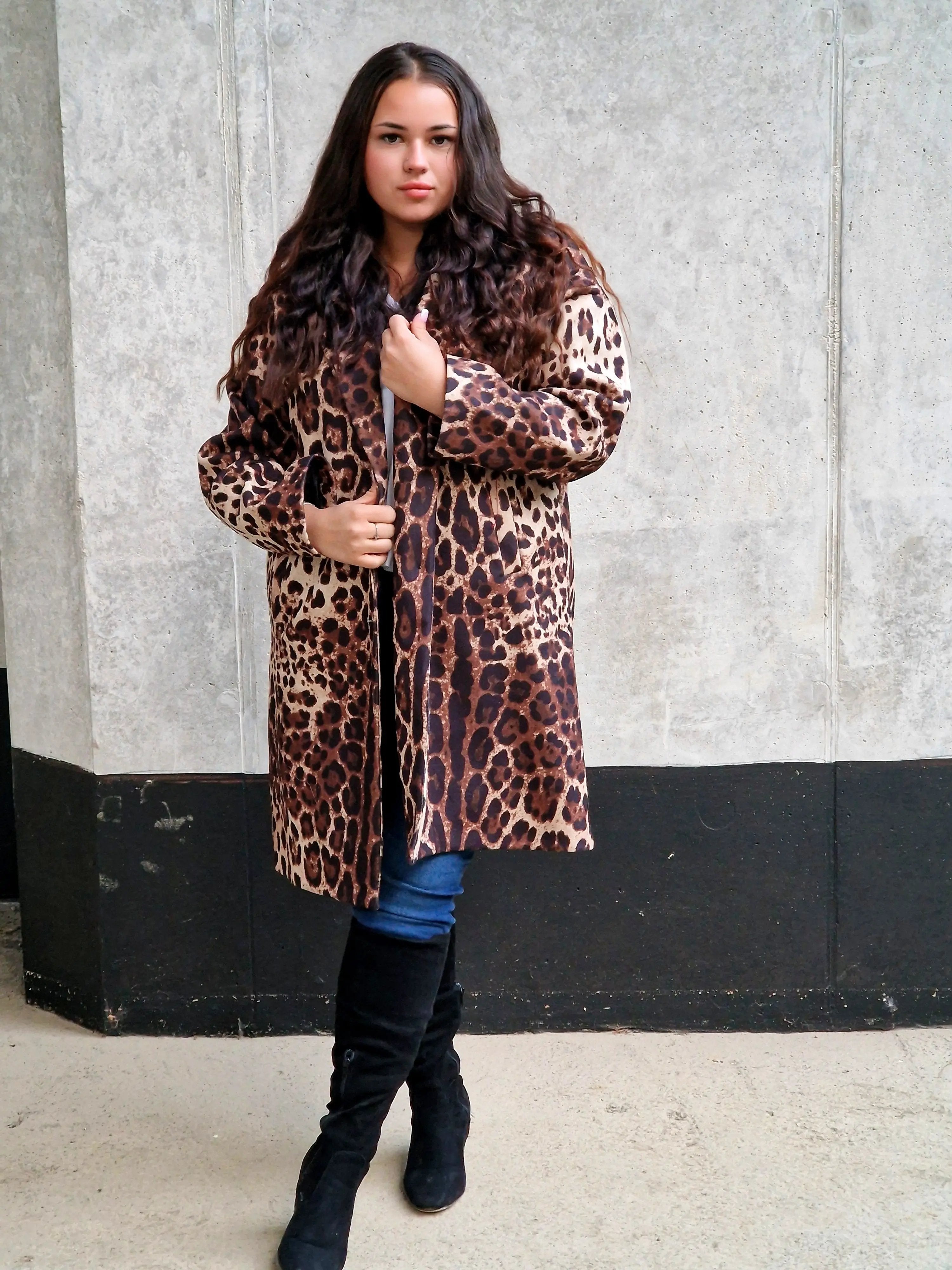 Stylowy płaszcz damski w panterkę – elegancja z odrobiną dzikości Stylowa XL